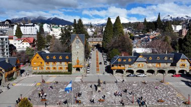 Bariloche Skyline Rio 'daki Bariloche Arjantin' de. Ünlü Turistik Meydanı. Şehir merkezinde. Çarpıcı şehir manzarası. Bariloche Skyline Rio 'daki Bariloche' de Zenci Arjantin.