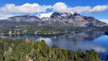 Bariloche Skyline Rio Negro Arjantin 'deki San Carlos de Bariloche' de. Karlı Dağlar. Chico Circuit. Geçmişe Seyahat. Bariloche Skyline Rio Negro Arjantin 'de San Carlos de Bariloche' de.