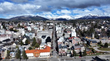 Bariloche Skyline Rio 'daki Bariloche Arjantin' de. Meşhur Şehir Sahnesi. Şehir merkezinde. Çarpıcı şehir manzarası. Bariloche Skyline Rio 'daki Bariloche' de Zenci Arjantin.