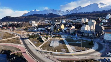 Tierra Del Fuego Arjantin 'deki Ushuaia' daki ünlü meydan. Dolambaçlı Manzara. Kare Arkaplan. Tierra Del Fuego Arjantin. Şehir merkezindeki şehir manzarası. Tierra Del Fuego Arjantin 'deki Ushuaia Meydanı.