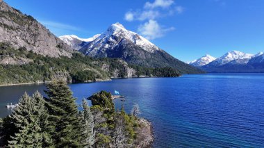 Rio Negro Arjantin 'deki Bariloche' de Patagonya Skyline. Kar Tepeli Dağ. Chico Circuit. Bariloche Arjantin. Kış Yolculuğu. Rio Negro Arjantin 'deki Bariloche' de Patagonya Skyline.