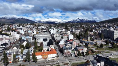Bariloche Skyline Rio Negro Arjantin 'deki San Carlos de Bariloche' de. Meşhur Şehir Sahnesi. Şehir merkezinde. Çarpıcı şehir manzarası. Bariloche Skyline Rio Negro Arjantin 'de San Carlos de Bariloche' de.