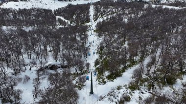 Rio Negro Arjantin 'deki Bariloche' de Cerro Katedrali. Karlı Dağ. Kayak istasyonu manzarası. Rio Zenci Arjantin. Kış sporları. Rio 'daki Bariloche Katedrali Zenci Arjantin.