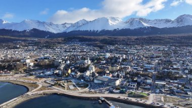 Ushuaia Skyline Fin Del Mundo Arjantin Ushuaia 'da. Dolambaçlı Manzara. Kare Arkaplan. Fin Del Mundo Arjantin. Şehir merkezindeki şehir manzarası. Ushuaia Skyline Fin Del Mundo Arjantin 'de Ushuaia' da.