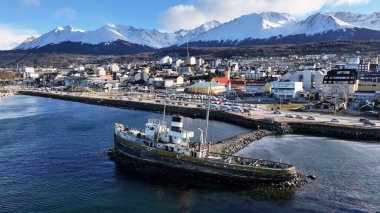 Tierra Del Fuego Arjantin 'deki Ushuaia' da Aziz Christopher Teknesi. Aziz Christopher Gemisi. Gemi Heykeli. Şehir merkezindeki şehir manzarası. Ushuaia 'da Aziz Christopher Teknesi Tierra Del Fuego Arjantin.