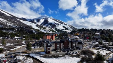 Rio Negro Arjantin 'deki Bariloche' de Cerro Katedrali. Karlı Dağ. Kayak istasyonu manzarası. Rio Zenci Arjantin. Kış sporları. Rio 'daki Bariloche Katedrali Zenci Arjantin.