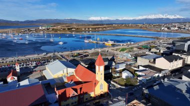 Tierra Del Fuego Arjantin 'deki Ushuaia' daki ünlü kilise. Ortaçağ Kilisesi. Din Sahnesi. Şehir merkezindeki şehir manzarası. Tierra Del Fuego Arjantin 'deki Ushuaia' daki ünlü kilise..