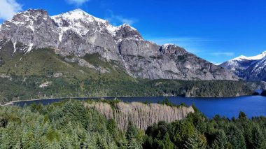 Rio Negro Arjantin 'deki Bariloche' de Patagonya Skyline. Kar Tepeli Dağ. Chico Circuit. Bariloche Arjantin. Kış Yolculuğu. Rio Negro Arjantin 'deki Bariloche' de Patagonya Skyline.