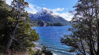 Rio Negro Arjantin 'deki San Carlos de Bariloche' de Chico Circuit. Karlı Dağlar. Chico Circuit. Tatil seyahatleri. Chico Circuit San Carlos De Bariloche Rio Zenci Arjantin 'de.