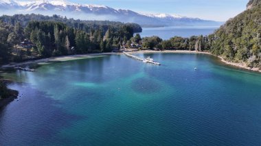 Neuquen Arjantin 'deki Villa La Angostura' da Brava Körfezi. Karlı Dağlar. Angostura Köyü. Tatil seyahatleri. Neuquen Arjantin 'deki Villa La Angostura' da Brava Körfezi.