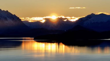 Rio Negro Arjantin 'deki San Carlos de Bariloche' de günbatımı gökyüzü. Sahne Suyu. Seascape Sunset. Çarpıcı Dağlar. Rio Negro Arjantin 'de San Carlos De Bariloche' de Günbatımı Skyline.