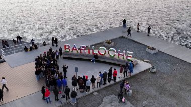 Rio Negro Arjantin Bariloche Bariloche 'da Bariloche imzası. Kartpostal manzarası. Harf İşareti. Rio Zenci Arjantin. Şehir merkezindeki şehir manzarası. Rio Negro Arjantin 'deki Bariloche' de Bariloche İmza.