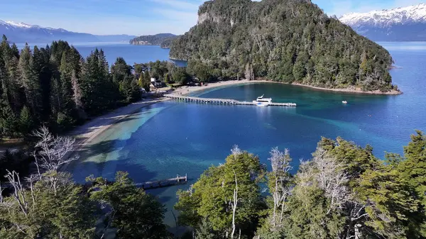 Patagonya Gölü Neuquen Arjantin 'deki Villa La Angostura' da. Karlı Dağlar. Angostura Köyü. Tatil seyahatleri. Patagonya Gölü Neuquen Arjantin 'deki Villa La Angostura' da.