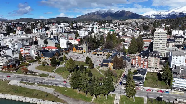 Rio Negro Arjantin 'deki Bariloche Meydanı' nda. Ünlü Turistik Meydanı. Şehir merkezinde. Çarpıcı şehir manzarası. Rio Negro Arjantin 'deki Bariloche Meydanı.