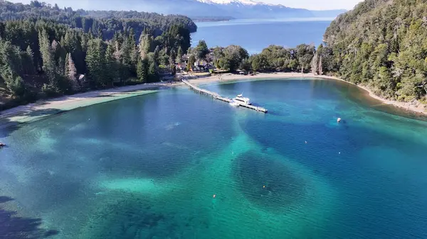 Patagonia Skyline Neuquen Arjantin 'deki Villa La Angostura' da. Kar Tepeli Dağlar. Angostura Köyü. Kış Yolculuğu. Patagonya Skyline Neuquen Arjantin 'deki Villa La Angostura' da.