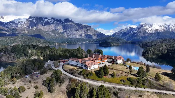 Rio Negro Arjantin, San Carlos De Bariloche 'deki Llao Llao Oteli. Karlı Dağlar. Chico Circuit. Tatil seyahatleri. Llao Llao Oteli San Carlos De Bariloche Rio Negro Arjantin 'de.