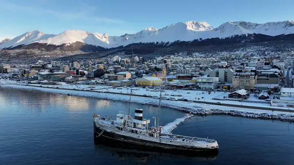 Tierra Del Fuego Arjantin 'deki Ushuaia' da Aziz Christopher Teknesi. Aziz Christopher Gemisi. Gemi Heykeli. Şehir merkezindeki şehir manzarası. Ushuaia 'da Aziz Christopher Teknesi Tierra Del Fuego Arjantin.