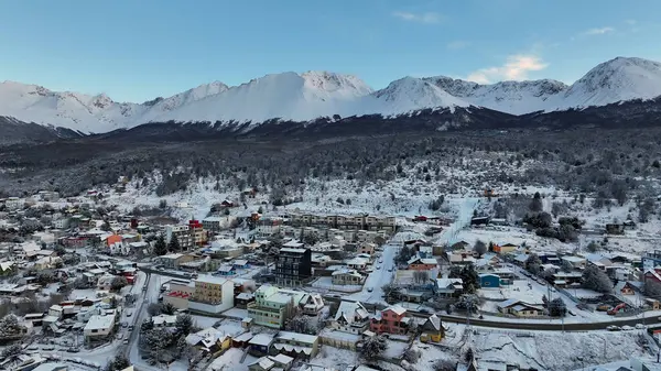 Tierra Del Fuego Arjantin 'deki Ushuaia' da kar kaplı şehir. Kar Tepeli Dağ. Turizm Tarihi Yer. Doğa manzarası. Tierra Del Fuego Arjantin 'de Ushuaia' da Karlı Şehir.