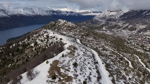 Rio Negro Arjantin 'deki Bariloche' de Patagonya Skyline. Karlı Dağ. Kar Düşen Sahne. Rio Zenci Arjantin. Kış Yolculuğu. Rio Negro Arjantin 'deki Bariloche' de Patagonya Skyline.