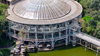 Curitiba Parana. Parana Brezilya Curitiba 'da telgraf operası. State Park Peyzajı. Turizm Seyahati. Doğa Parkı. Parana Brezilya Curitiba 'da telgraf operası. Botanik Manzarası.