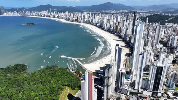 Santa Catarina Brezilya 'daki Camboriu' da Balneario Camboriu Skyline. Kıyı manzarası. Highrise Binaları. Plaj manzarası. Santa Catarina Brezilya 'daki Camboriu' da Balneario Camboriu Skyline.