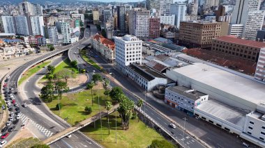 Porto Alegre Brezilya. Rio Grande Do Sul Brezilya 'daki Porto Alegre' de şehir merkezinde. Şehir merkezinde trafik vardı. Tarihi Binalar. Highway Yolu. Şehir merkezindeki Porto Alegre Rio Grande Do Sul Brezilya.