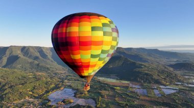 Santa Catarina Brezilya 'daki Praia Grande' de renkli balon. Sıcak Hava Balonu Uçuşu. Güzel Skyline. Pirinç tarlası manzarası. Santa Catarina Brezilya 'daki Praia Grande' de renkli balon. Kırsal Sahne.