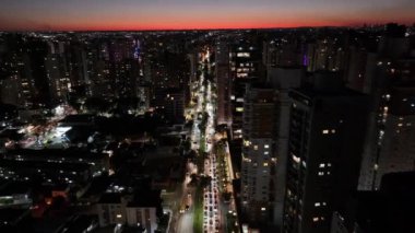 Curitiba Skyline Parana Brezilya Curitiba 'da. Trafik Bulvarı. Şehir merkezinde. Gün batımı manzarası. Curitiba Skyline Parana Brezilya Curitiba 'da. Şehir manzarası arka planı. Parana Brezilya.