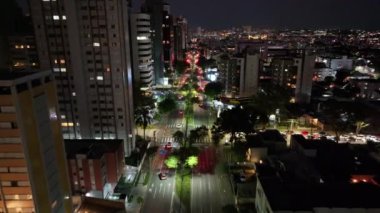 Curitiba Skyline Parana Brezilya Curitiba 'da. Trafik Bulvarı. Şehir merkezinde. Gün batımı manzarası. Curitiba Skyline Parana Brezilya Curitiba 'da. Şehir manzarası arka planı. Parana Brezilya.
