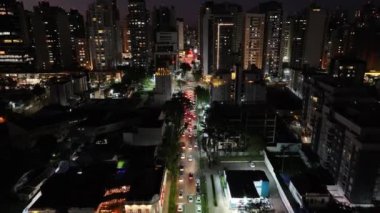 Curitiba Parana. Parana Brezilya 'da Curitiba' da Sunset Skyline. Gün batımı manzarası. Şehir merkezinde. Trafik Bulvarı. Parana Brezilya 'da Curitiba' da Sunset Skyline. Şehir Görünümü Arkaplanı.