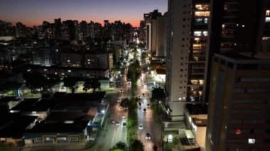 Curitiba Parana. Parana Brezilya 'da Curitiba' da Sunset Skyline. Gün batımı manzarası. Şehir merkezinde. Trafik Bulvarı. Parana Brezilya 'da Curitiba' da Sunset Skyline. Şehir Görünümü Arkaplanı.