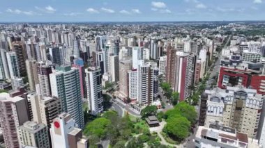 Curitiba Skyline Parana Brezilya Curitiba 'da. Highrise Binaları Sahnesi. Şehir merkezinde. Şehir manzarası arka planı. Curitiba Skyline Parana Brezilya Curitiba 'da. Gökdelenler Sahnesi.