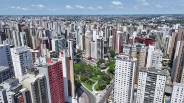 Curitiba Skyline Parana Brezilya Curitiba 'da. Highrise Binaları. Şehir merkezinde. Şehir peyzajı. Curitiba Skyline Parana Brezilya Curitiba 'da. Şehir Trafiği Sahnesi. Parana Brezilya.