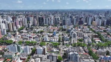 Curitiba Skyline Parana Brezilya Curitiba 'da. Highrise Binaları Sahnesi. Şehir merkezinde. Şehir manzarası arka planı. Curitiba Skyline Parana Brezilya Curitiba 'da. Gökdelenler Sahnesi.