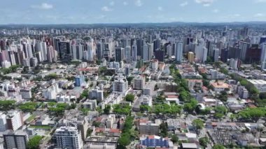 Curitiba Skyline Parana Brezilya Curitiba 'da. Highrise Binaları. Şehir merkezinde. Şehir peyzajı. Curitiba Skyline Parana Brezilya Curitiba 'da. Şehir Trafiği Sahnesi. Parana Brezilya.