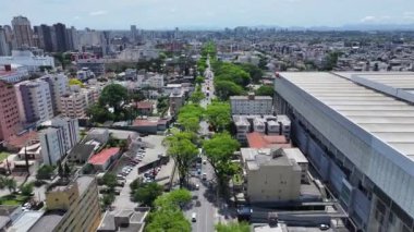 Curitiba Skyline Parana Brezilya Curitiba 'da. Highrise Binaları. Şehir merkezinde. Şehir peyzajı. Curitiba Skyline Parana Brezilya Curitiba 'da. Şehir Trafiği Sahnesi. Parana Brezilya.