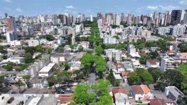 Curitiba Skyline Parana Brezilya Curitiba 'da. Highrise Binaları Sahnesi. Şehir merkezinde. Şehir manzarası arka planı. Curitiba Skyline Parana Brezilya Curitiba 'da. Gökdelenler Sahnesi.