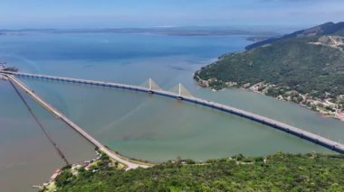 Santa Catarina Brezilya 'daki Laguna' da Kablo Kaldı Köprüsü. Freeway Yolu. Uzun Kablo Köprüsü. Eğri Köprü. Santa Catarina Brezilya 'daki Laguna' da Kablo Kaldı Köprüsü. Yükseltilmiş Yol Trafiği.