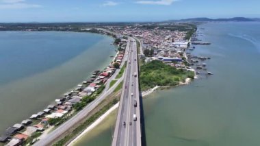 Laguna Skyline Santa Catarina Brezilya 'daki Laguna' da. Sahil manzarası. Freeway Yolu. Deniz Burnu Arkaplanı. Laguna Skyline Santa Catarina Brezilya 'daki Laguna' da. Sahil Kıyısı.