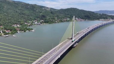 Santa Catarina Brezilya 'daki Laguna' daki Kablo Köprüsü. Cable Stayed Bridge Manzarası. Highway Yolu. Deniz Burnu Arkaplanı. Santa Catarina Brezilya 'daki Laguna' daki Kablo Köprüsü. Sarma Köprüsü.