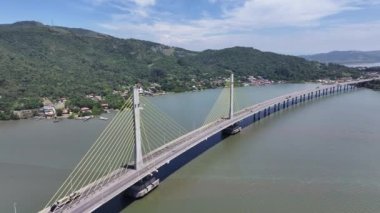 Santa Catarina Brezilya 'daki Laguna' daki Anita Garibaldi Köprüsü. Kablo Köprüsü Manzarası. Freeway Yolu. Deniz Burnu Arkaplanı. Santa Catarina Brezilya 'daki Laguna' daki Anita Garibaldi Köprüsü. Sarma Köprüsü.