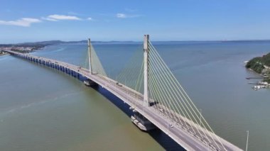 Santa Catarina Brezilya 'daki Laguna' daki Anita Garibaldi Köprüsü. Kablo Köprüsü Manzarası. Freeway Yolu. Deniz Burnu Arkaplanı. Santa Catarina Brezilya 'daki Laguna' daki Anita Garibaldi Köprüsü. Sarma Köprüsü.