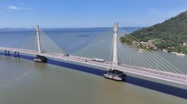 Santa Catarina Brezilya 'daki Laguna' da Kablo Kaldı Köprüsü. Freeway Yolu. Uzun Kablo Köprüsü. Eğri Köprü. Santa Catarina Brezilya 'daki Laguna' da Kablo Kaldı Köprüsü. Yükseltilmiş Yol Trafiği.