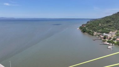 Santa Catarina Brezilya 'daki Laguna' da Manzaralı Viyadük. Kablo Köprüsü Manzarası. Freeway Yolu. Deniz Burnu Arkaplanı. Santa Catarina Brezilya 'daki Laguna' da Manzaralı Viyadük. Sarma Köprüsü.