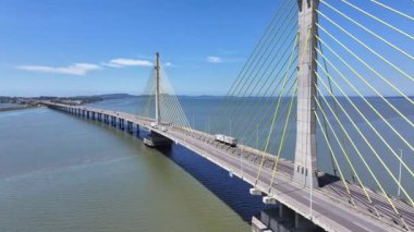 Santa Catarina Brezilya 'daki Laguna' da Kablo Kaldı Köprüsü. Freeway Yolu. Uzun Kablo Köprüsü. Eğri Köprü. Santa Catarina Brezilya 'daki Laguna' da Kablo Kaldı Köprüsü. Yükseltilmiş Yol Trafiği.
