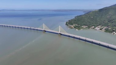 Santa Catarina Brezilya 'daki Laguna' da Manzaralı Viyadük. Kablo Köprüsü Manzarası. Freeway Yolu. Deniz Burnu Arkaplanı. Santa Catarina Brezilya 'daki Laguna' da Manzaralı Viyadük. Sarma Köprüsü.