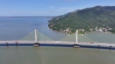 Santa Catarina Brezilya 'daki Laguna' daki Kablo Köprüsü. Cable Stayed Bridge Manzarası. Highway Yolu. Deniz Burnu Arkaplanı. Santa Catarina Brezilya 'daki Laguna' daki Kablo Köprüsü. Sarma Köprüsü.
