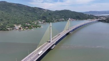 Santa Catarina Brezilya 'daki Laguna' daki Anita Garibaldi Köprüsü. Kablo Köprüsü Manzarası. Freeway Yolu. Deniz Burnu Arkaplanı. Santa Catarina Brezilya 'daki Laguna' daki Anita Garibaldi Köprüsü. Sarma Köprüsü.