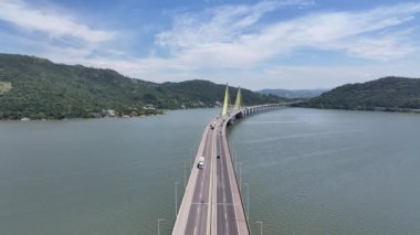 Santa Catarina Brezilya 'daki Laguna' da Kablo Kaldı Köprüsü. Freeway Yolu. Uzun Kablo Köprüsü. Eğri Köprü. Santa Catarina Brezilya 'daki Laguna' da Kablo Kaldı Köprüsü. Yükseltilmiş Yol Trafiği.