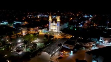 Santa Catarina Brezilya 'daki Praia Grande Katolik Kilisesi. Kırsal Şehir. Aydınlanmış Kilise. Din geçmişi. Santa Catarina Brezilya 'daki Praia Grande Katolik Kilisesi. Gece Skyline.